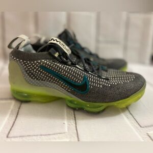 Kids Nike vapor max Gray and Green Sneakers size 5.5